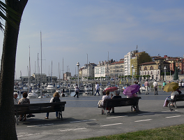 Paseo del puerto deportivo